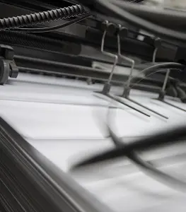 Máquina de impresión en una imprenta